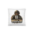Soldat mit Kaffeetasse und Spruch – Dekokissen 14 × 14 Zoll mit Füllung