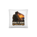 Soldat vor Sonnenuntergang mit Spruch – Dekokissen 14 × 14 Zoll mit Füllung