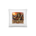 Skelett-Samurai mit Schriftzug "Legends Never Die" – Dekokissen 14 × 14 Zoll mit Füllung