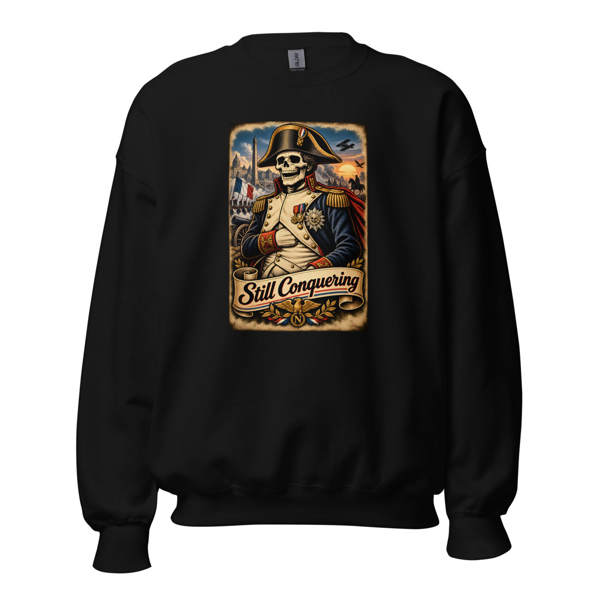 Skelett Napoleon mit Schriftzug "Still Conquering" – Sweatshirt – großer Frontdruck