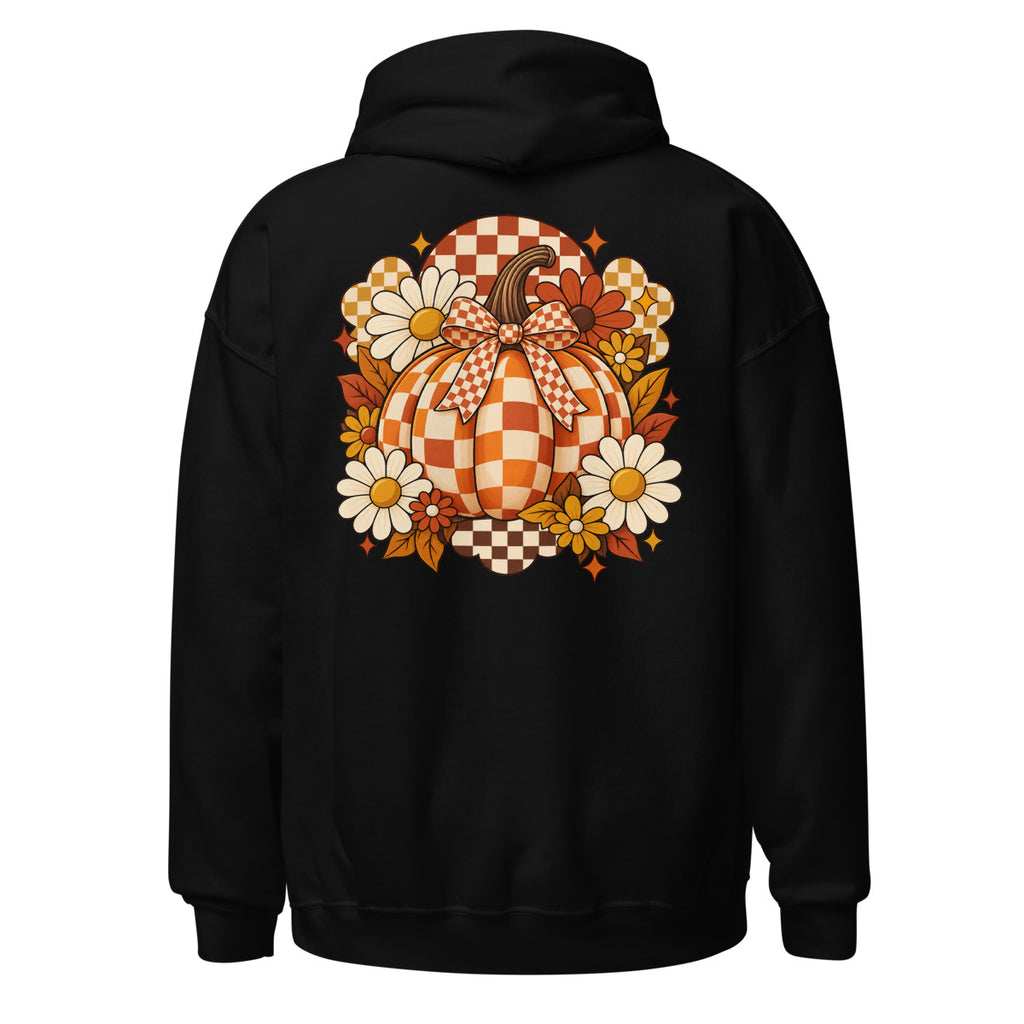 Illustration eines orange-weiß karierten Kürbisses mit Schleife, umgeben von weißen, gelben und orangen Blumen sowie herbstlichen Blättern vor kariertem Hintergrund. – Unisex Heavy Blend Hoodie | Gildan 18500