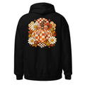 Illustration eines orange-weiß karierten Kürbisses mit Schleife, umgeben von weißen, gelben und orangen Blumen sowie herbstlichen Blättern vor kariertem Hintergrund. – Unisex Heavy Blend Hoodie | Gildan 18500