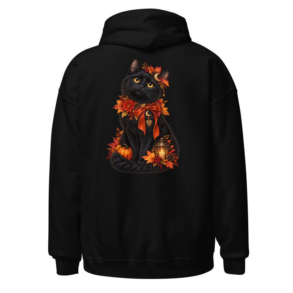 Schwarze Katze mit goldener Halskette sitzt vor einem Arrangement aus herbstlichen Blättern, roten Beeren, Rosen und einem Kürbis. – Unisex Heavy Blend Hoodie | Gildan 18500