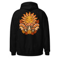 Lächelnde Sonne mit geschwungenen Strahlen, drei rot-weiß gepunktete Fliegenpilze und orange-braunes Herbstlaub vor welligem Hintergrund. – Unisex Heavy Blend Hoodie | Gildan 18500