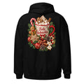 Weihnachtliche Tasse mit Kakao, Sahne, Marshmallows, Zimtstangen, Zuckerstange, Lebkuchenmännchen, Stern-Lebkuchen, Tannenzweigen, roten Beeren, Tannenzapfen, Weihnachtskugeln und Schriftzug Frohe Weihnachten auf einem Banner. – Unisex Heavy Blend Hoodie | Gildan 18500