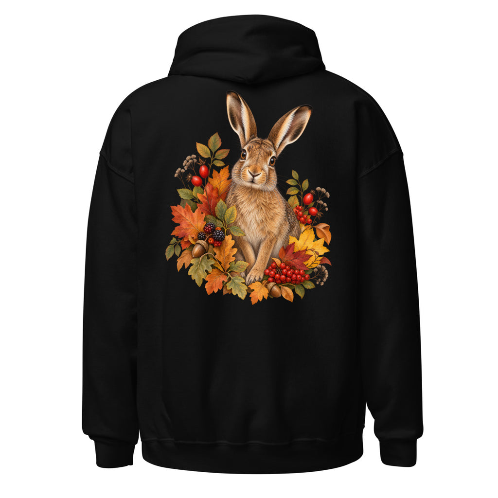 Realistisch gezeichneter Feldhase sitzt umgeben von orange-rotem Herbstlaub, Eicheln, Kiefernzapfen und roten Beeren auf weißem bzw. dunklem Hintergrund. – Unisex Heavy Blend Hoodie | Gildan 18500