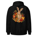 Realistisch gezeichneter Feldhase sitzt umgeben von orange-rotem Herbstlaub, Eicheln, Kiefernzapfen und roten Beeren auf weißem bzw. dunklem Hintergrund. – Unisex Heavy Blend Hoodie | Gildan 18500
