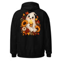 Niedlicher Geist mit herzförmigen Augen, der eine brennende Kerze hält, umgeben von herbstlichen Blumen, Blättern und Kürbissen. – Unisex Heavy Blend Hoodie | Gildan 18500