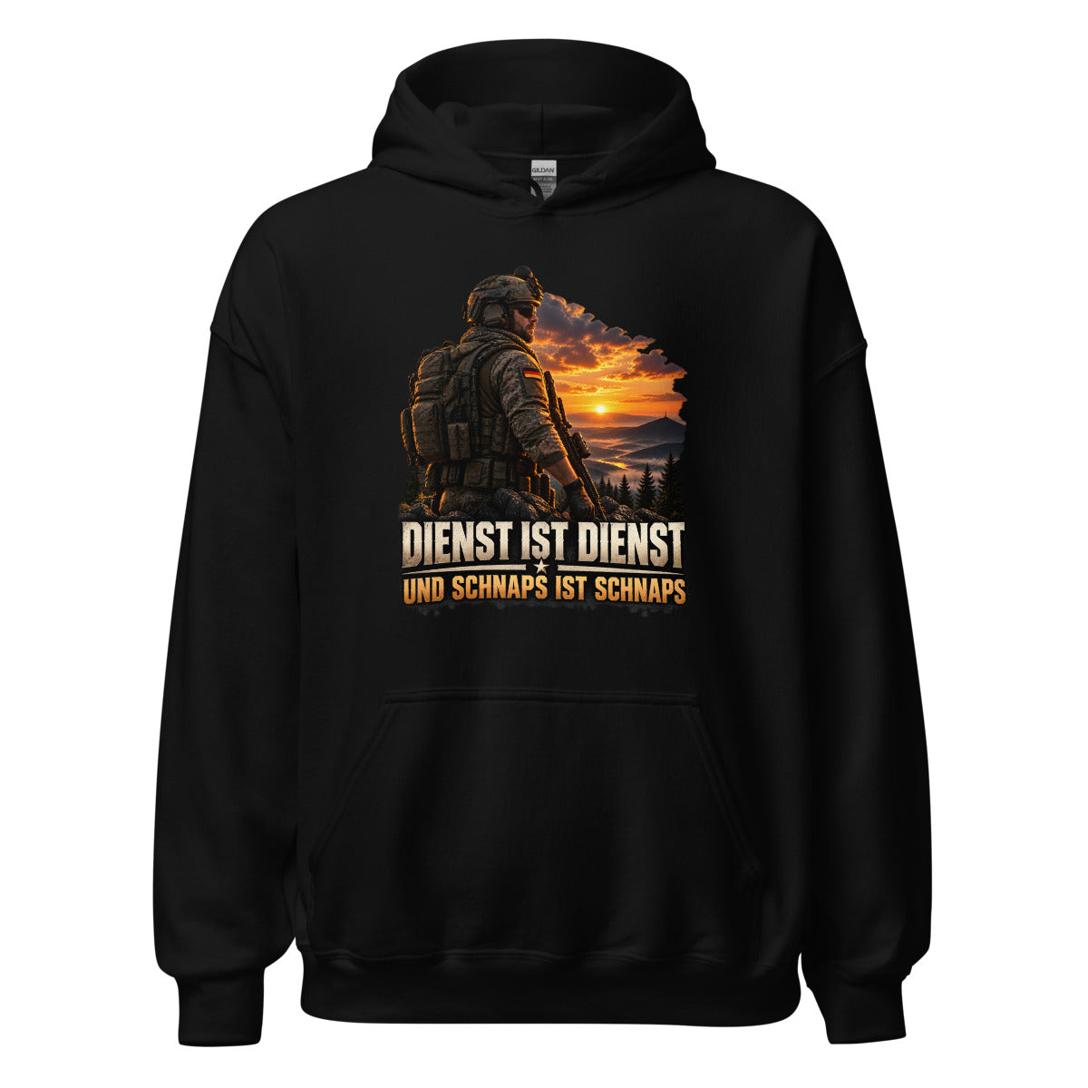 Soldat vor Sonnenuntergang mit Spruch – Hoodie – großer Frontdruck