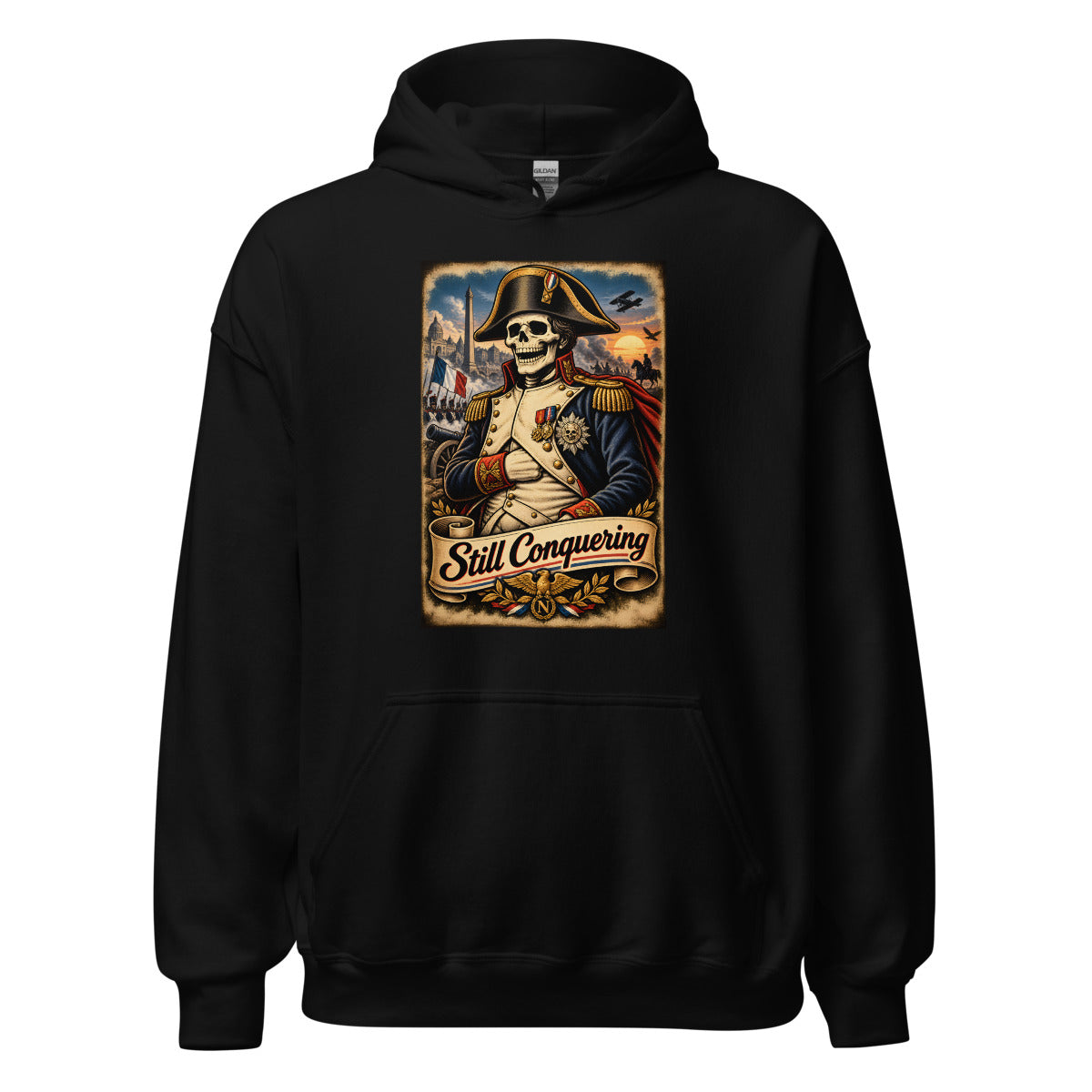 Skelett Napoleon mit Schriftzug "Still Conquering" – Hoodie – großer Frontdruck