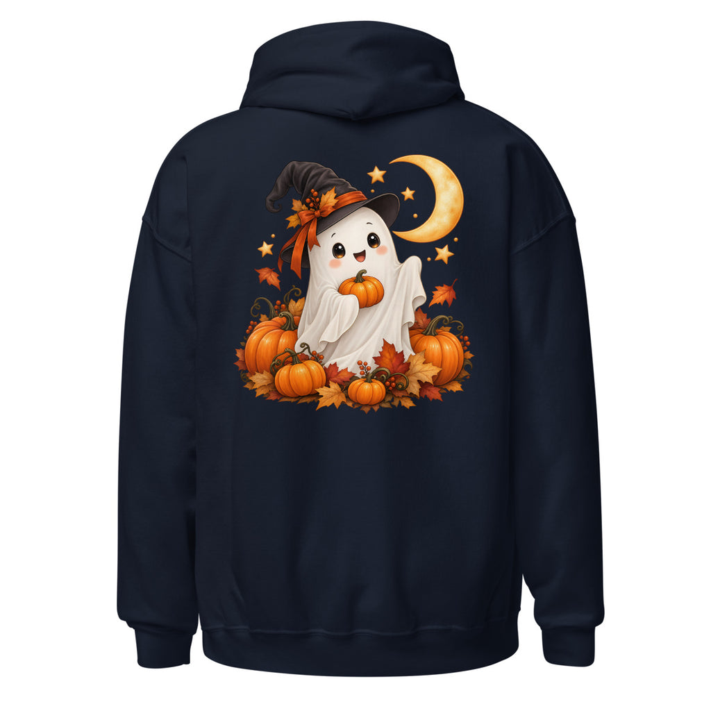 Niedlicher weißer Geist mit schwarzem Hexenhut und orangefarbener Schleife hält einen kleinen Kürbis, umgeben von orangefarbenen Kürbissen und herbstlichen Blättern. Im Hintergrund ein goldener Mondsichelmond und goldene Sterne. – Unisex Heavy Blend Hoodie | Gildan 18500