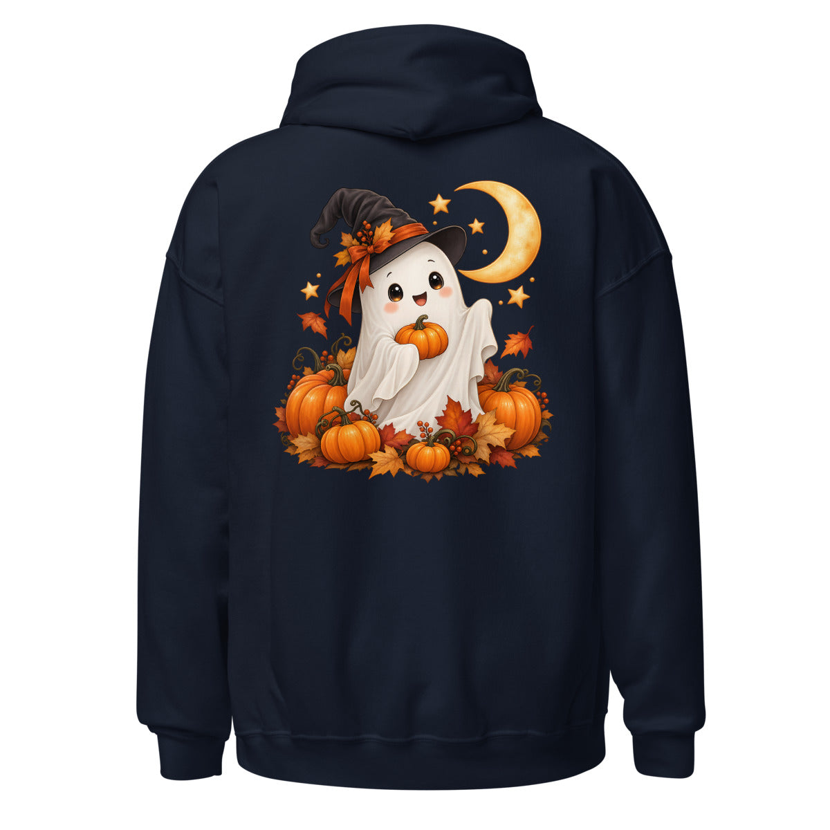 Niedlicher weißer Geist mit schwarzem Hexenhut und orangefarbener Schleife hält einen kleinen Kürbis, umgeben von orangefarbenen Kürbissen und herbstlichen Blättern. Im Hintergrund ein goldener Mondsichelmond und goldene Sterne. – Unisex Heavy Blend Hoodie | Gildan 18500