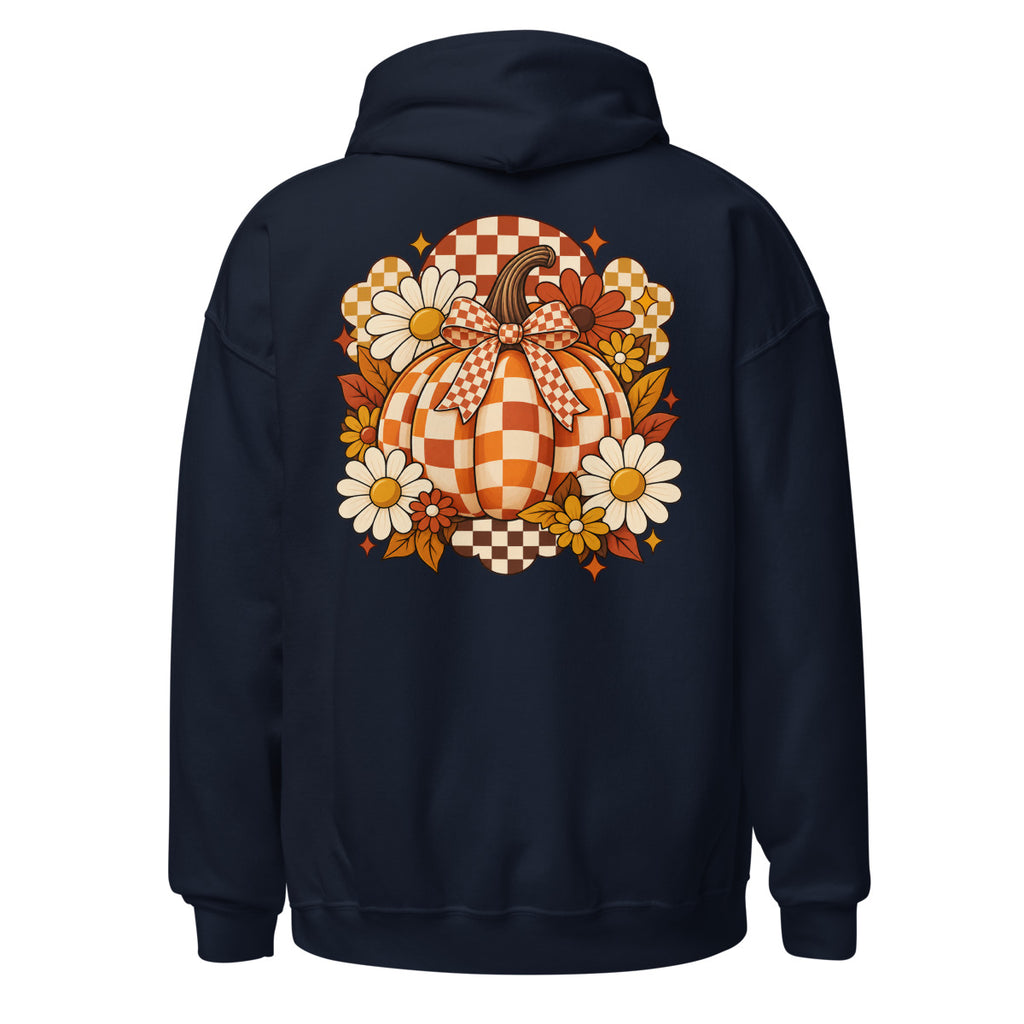 Illustration eines orange-weiß karierten Kürbisses mit Schleife, umgeben von weißen, gelben und orangen Blumen sowie herbstlichen Blättern vor kariertem Hintergrund. – Unisex Heavy Blend Hoodie | Gildan 18500