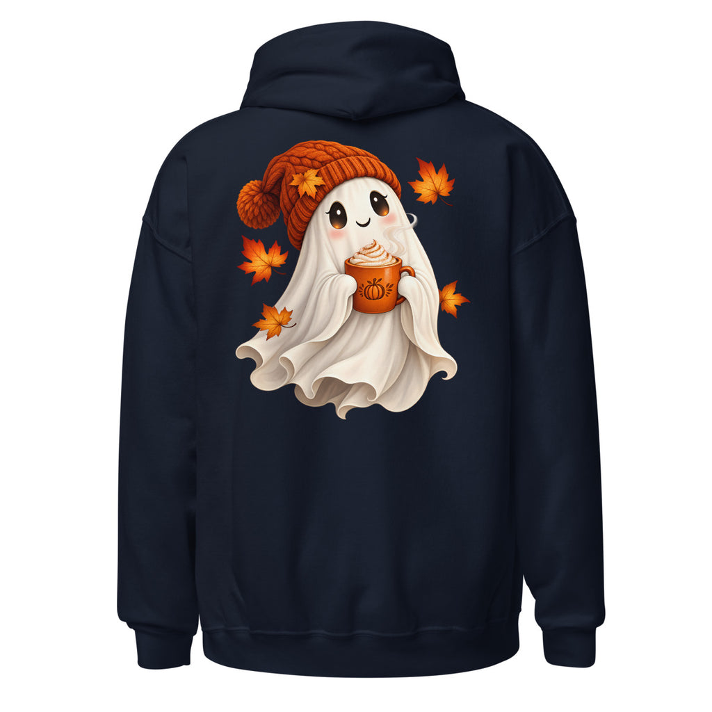 Ein fröhlicher Geist mit großen Augen und orangefarbener Strickmütze hält eine dampfende Tasse mit Kürbis-Motiv, umgeben von orangefarbenen Ahornblättern. – Unisex Heavy Blend Hoodie | Gildan 18500