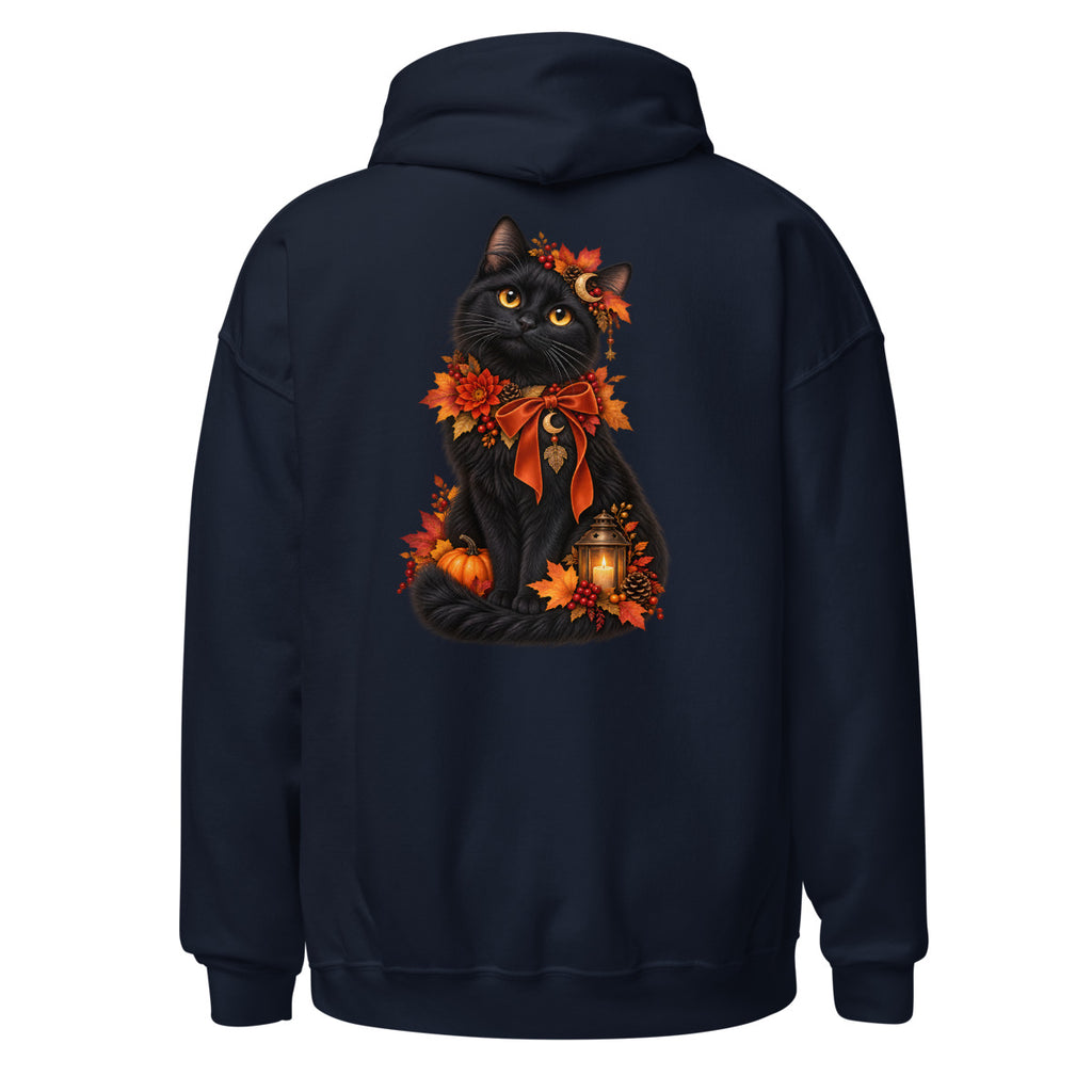 Schwarze Katze mit goldener Halskette sitzt vor einem Arrangement aus herbstlichen Blättern, roten Beeren, Rosen und einem Kürbis. – Unisex Heavy Blend Hoodie | Gildan 18500