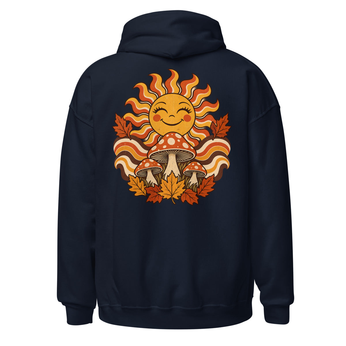 Lächelnde Sonne mit geschwungenen Strahlen, drei rot-weiß gepunktete Fliegenpilze und orange-braunes Herbstlaub vor welligem Hintergrund. – Unisex Heavy Blend Hoodie | Gildan 18500