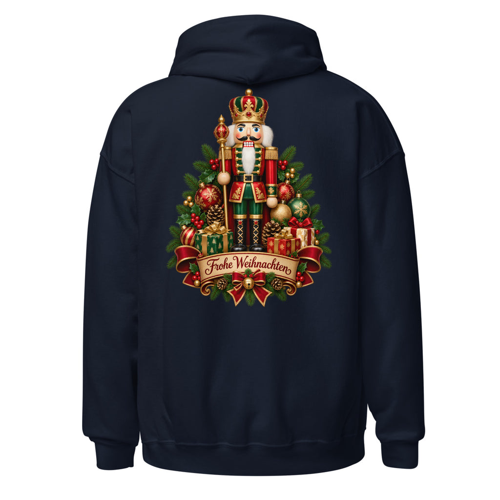 Traditioneller Nussknacker in Rot und Grün mit goldenen Verzierungen, umgeben von Tannenzweigen, roten Weihnachtssternen, roten Beeren, goldenen Zapfen, roten und grünen Weihnachtskugeln sowie einem roten Band mit der Aufschrift "Frohe Weihnachten". – Unisex Heavy Blend Hoodie | Gildan 18500