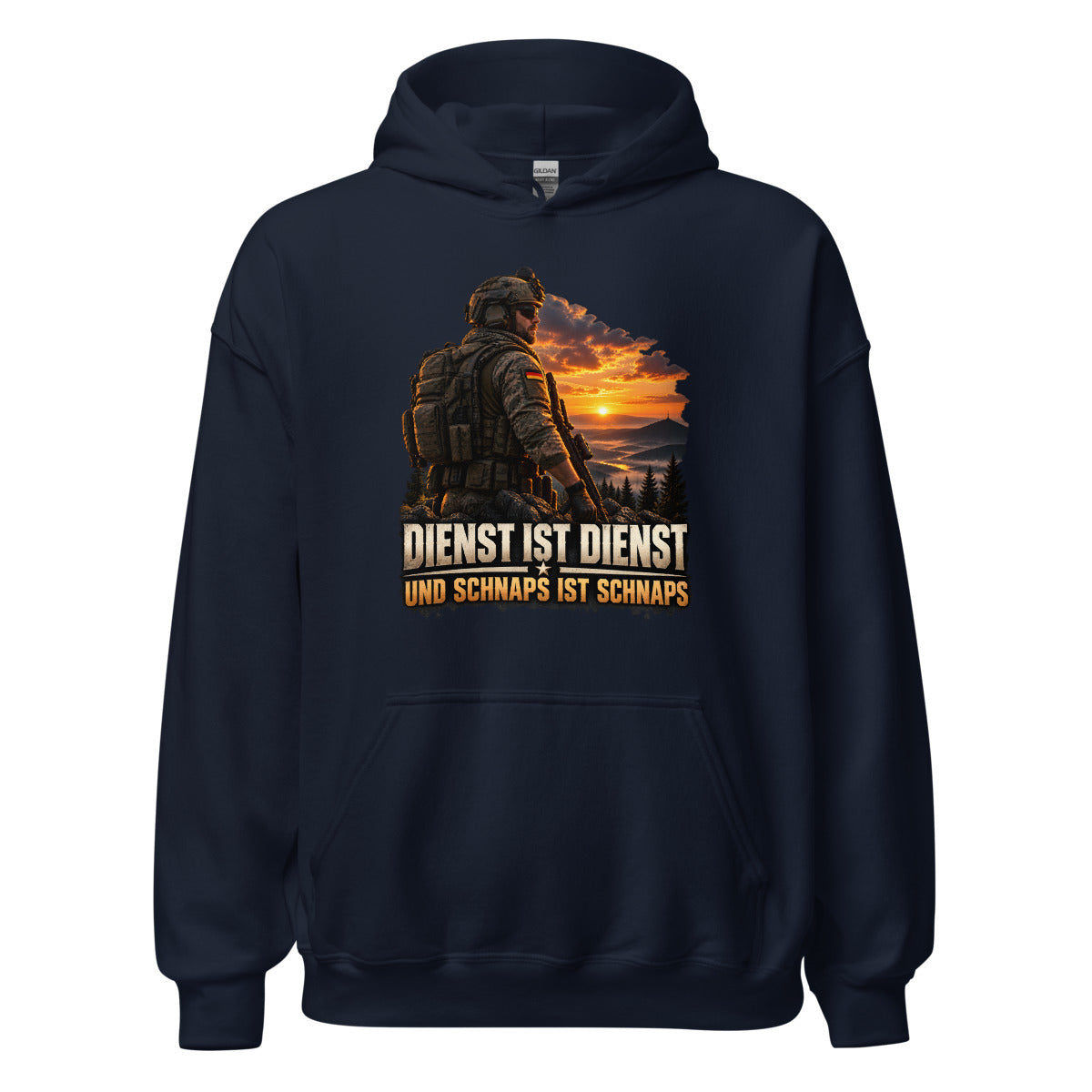 Soldat vor Sonnenuntergang mit Spruch – Hoodie – großer Frontdruck