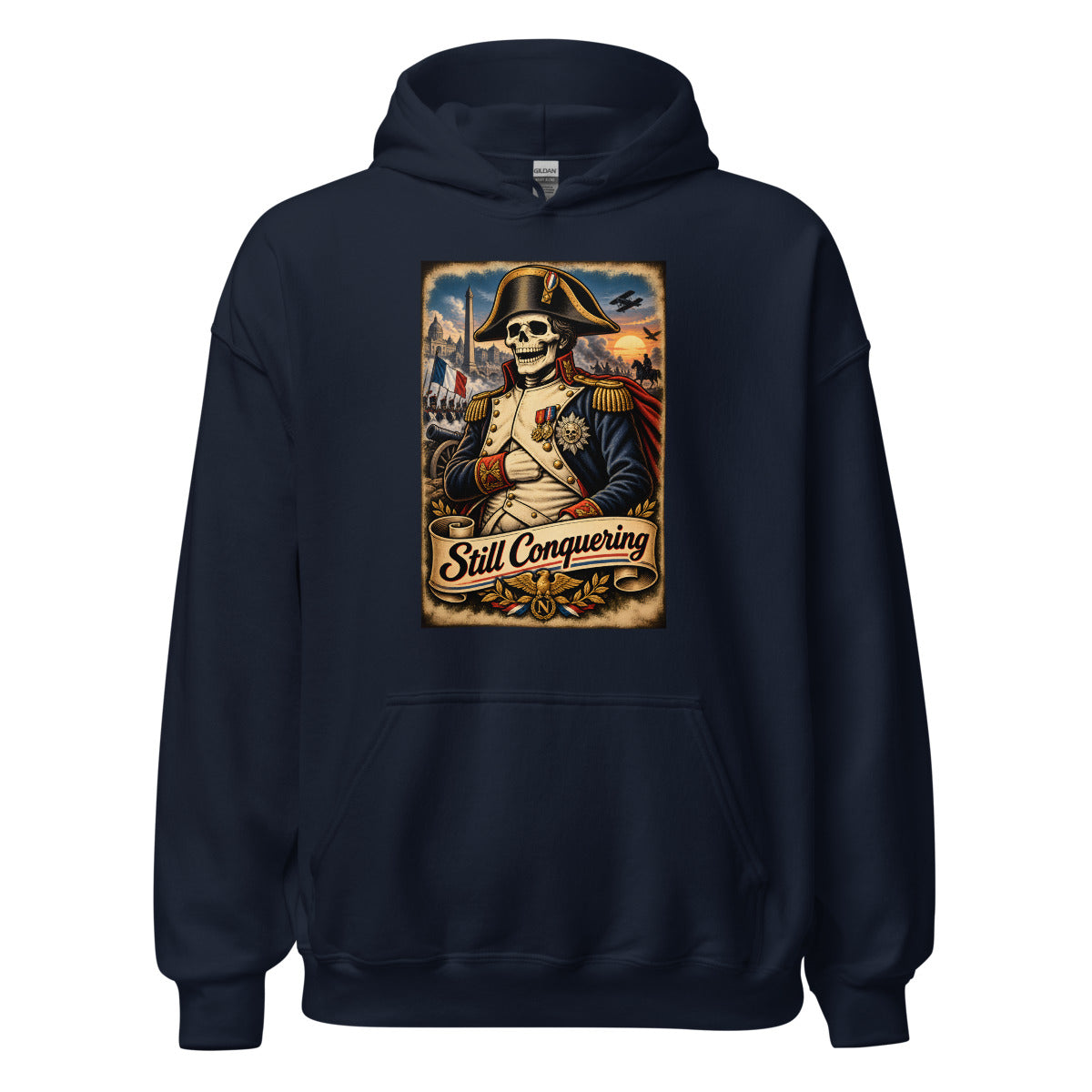 Skelett Napoleon mit Schriftzug "Still Conquering" – Hoodie – großer Frontdruck