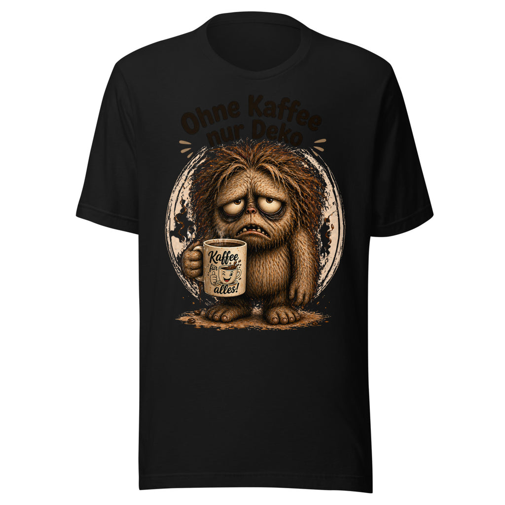 Unisex T-Shirt in Black, Vorderansicht mit Frontprint: Ein mürriges, braunes Monster mit zotteligem Fell hält eine Kaffeetasse mit der Aufschrift "Kaffee für alles!". Über dem Monster steht der Text "Ohne Kaffee nur Deko". – Unisex Staple T-Shirt | Bella + Canvas 3001