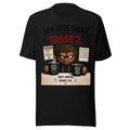 Unisex T-Shirt in Black, Vorderansicht mit Frontprint: Ein mürrisches, braunes, pelziges Monster mit Hoodie hält zwei schwarze Kaffeetassen. Auf der linken Tasse steht "Tasse 1: Überlebensmodus" mit niedrigem Batteriestand, auf der rechten "Tasse 2: Funktionsmodus" mit vollem Batteriestand. Text darüber: "Ich rede nicht vor Tasse 2." Text darunter: "Erst Kaffee. Dann ich." – Unisex Staple T-Shirt | Bella + Canvas 3001