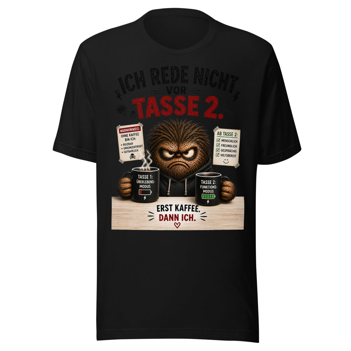 Unisex T-Shirt in Black, Vorderansicht mit Frontprint: Ein mürrisches, braunes, pelziges Monster mit Hoodie hält zwei schwarze Kaffeetassen. Auf der linken Tasse steht "Tasse 1: Überlebensmodus" mit niedrigem Batteriestand, auf der rechten "Tasse 2: Funktionsmodus" mit vollem Batteriestand. Text darüber: "Ich rede nicht vor Tasse 2." Text darunter: "Erst Kaffee. Dann ich." – Unisex Staple T-Shirt | Bella + Canvas 3001