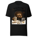 Unisex T-Shirt in Black, Vorderansicht mit Frontprint: Ein mürrisches, braunes, pelziges Monster in schwarzem Hoodie sitzt vor einem Laptop und hält eine dampfende Kaffeetasse mit der Aufschrift 'Kaffee ist meine PowerPoint'. Auf dem Tisch liegen Notizzettel mit den Texten 'Meeting Überlebenskünstler', 'Notizen: Nur Kaffee!' und 'Bringe Kaffee mit!'. – Unisex Staple T-Shirt | Bella + Canvas 3001