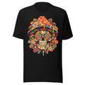Unisex T-Shirt in Black, Vorderansicht mit Frontprint: Illustration eines menschlichen Totenkopfs mit einem großen, bunten Pilzhut, der von bunten, tropfenden Farben und kleineren Pilzen sowie Gänseblümchen umgeben ist. Der Totenkopf trägt runde Brillen mit Regenbogen-Spiralen. – Unisex Staple T-Shirt | Bella + Canvas 3001