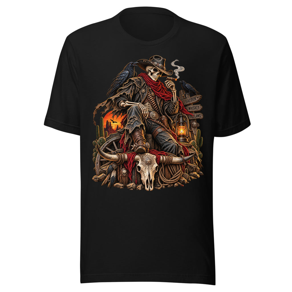 Unisex T-Shirt in Black, Vorderansicht mit Frontprint: Illustration eines Skelett-Cowboys mit Hut, rotem Halstuch und Zigarre, der auf einem Fass sitzt. Im Hintergrund Wüstenlandschaft mit Kakteen und Sonnenuntergang. Zwei Krähen sitzen auf dem Cowboy und einem Holzwegweiser mit den Worten Saloon, Whiskey, Outlaws. Ein Rinder-Schädel liegt vorne, daneben eine Laterne und Seil. – Unisex Staple T-Shirt | Bella + Canvas 3001