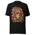 Unisex T-Shirt in Black, Vorderansicht mit Frontprint: Illustration eines Totenkopfs mit buntem Hippie-Haar, Peace-Zeichen-Stirnband, Sonnenbrille mit Sonnenuntergangsreflexion, Gänseblümchen, Perlenketten und Federn, der eine brennende Zigarette raucht. – Unisex Staple T-Shirt | Bella + Canvas 3001