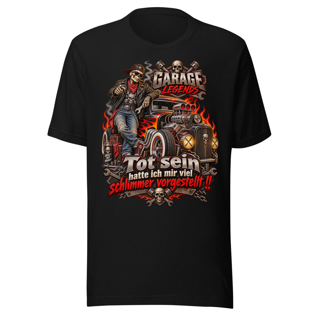 Unisex T-Shirt in Black, Vorderansicht mit Frontprint: Illustration eines Skeletts mit Sonnenbrille, Lederjacke und Baseballcap, das an einem Hot Rod mit Flammenlackierung lehnt. Umgeben von Totenkopf- und Werkzeugsymbolen sowie deutschem Text. – Unisex Staple T-Shirt | Bella + Canvas 3001