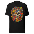Unisex T-Shirt in Black, Vorderansicht mit Frontprint: Illustration eines menschlichen Schädels mit einer bunten Schlange, die sich darum windet, umgeben von Pilzen, Blumen, Regenbogenmustern und Sternen auf hellem und dunklem Hintergrund. – Unisex Staple T-Shirt | Bella + Canvas 3001