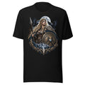 Unisex T-Shirt in Black, Vorderansicht mit Frontprint: Porträt einer Wikinger-Kriegerin mit geflochtenem blondem Haar, die einen Speer und einen mit nordischen Symbolen verzierten Schild hält, umgeben von zwei schwarzen Raben vor einem Vollmond und einer Berglandschaft mit Runensteinen. – Unisex Staple T-Shirt | Bella + Canvas 3001