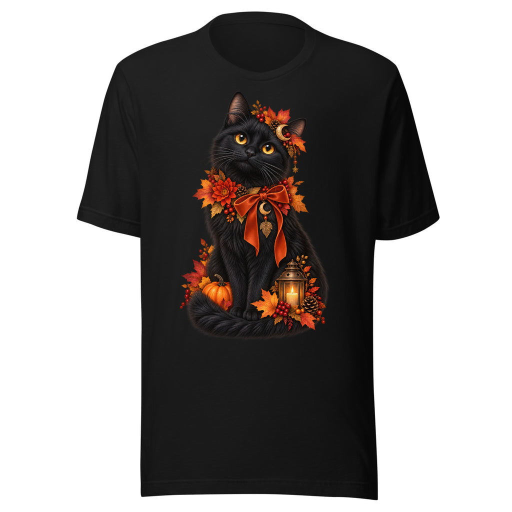 Schwarze Katze mit goldener Halskette sitzt vor einem Arrangement aus herbstlichen Blättern, roten Beeren, Rosen und einem Kürbis. – Unisex Staple T-Shirt | Bella + Canvas 3001