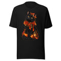 Schwarze Katze mit goldener Halskette sitzt vor einem Arrangement aus herbstlichen Blättern, roten Beeren, Rosen und einem Kürbis. – Unisex Staple T-Shirt | Bella + Canvas 3001