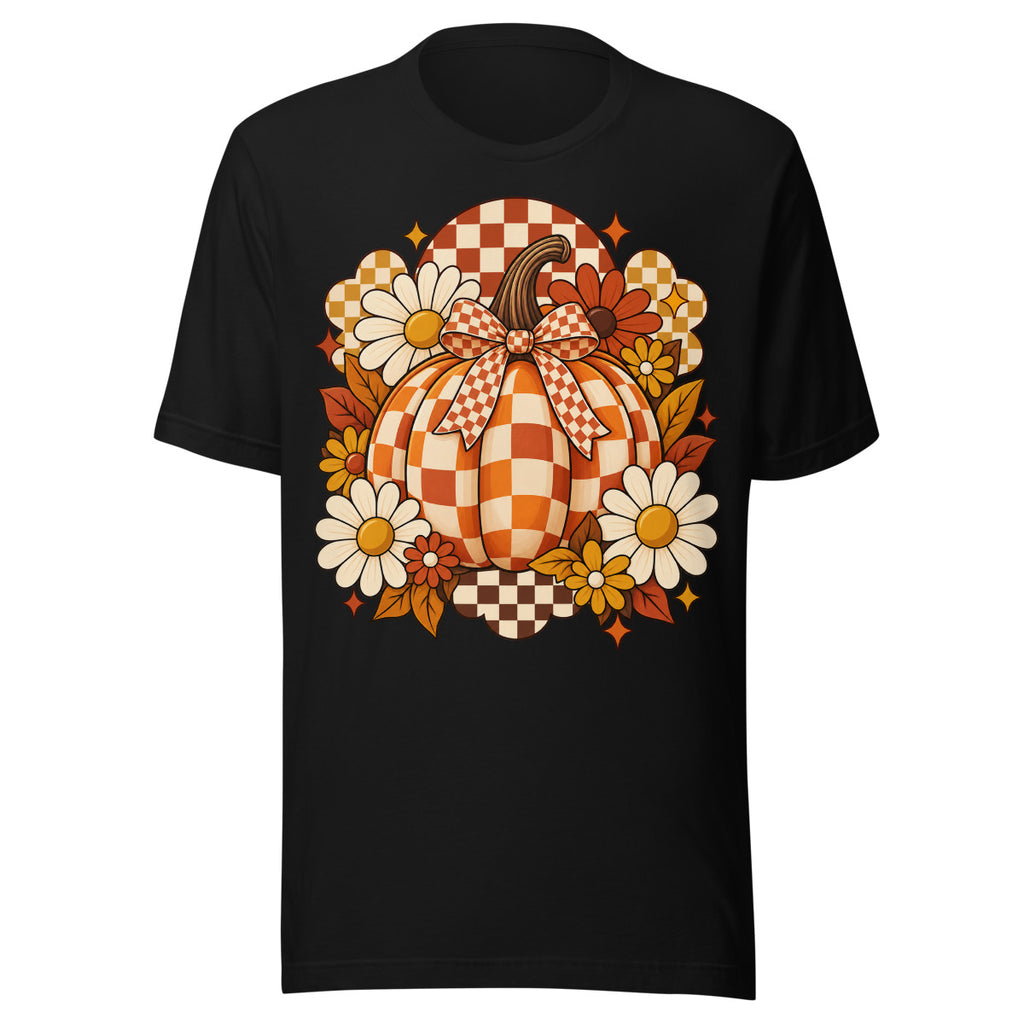 Illustration eines orange-weiß karierten Kürbisses mit Schleife, umgeben von weißen, gelben und orangen Blumen sowie herbstlichen Blättern vor kariertem Hintergrund. – Unisex Staple T-Shirt | Bella + Canvas 3001