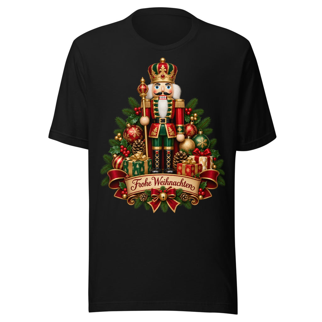Traditioneller Nussknacker in Rot und Grün mit goldenen Verzierungen, umgeben von Tannenzweigen, roten Weihnachtssternen, roten Beeren, goldenen Zapfen, roten und grünen Weihnachtskugeln sowie einem roten Band mit der Aufschrift "Frohe Weihnachten". – Unisex Staple T-Shirt | Bella + Canvas 3001