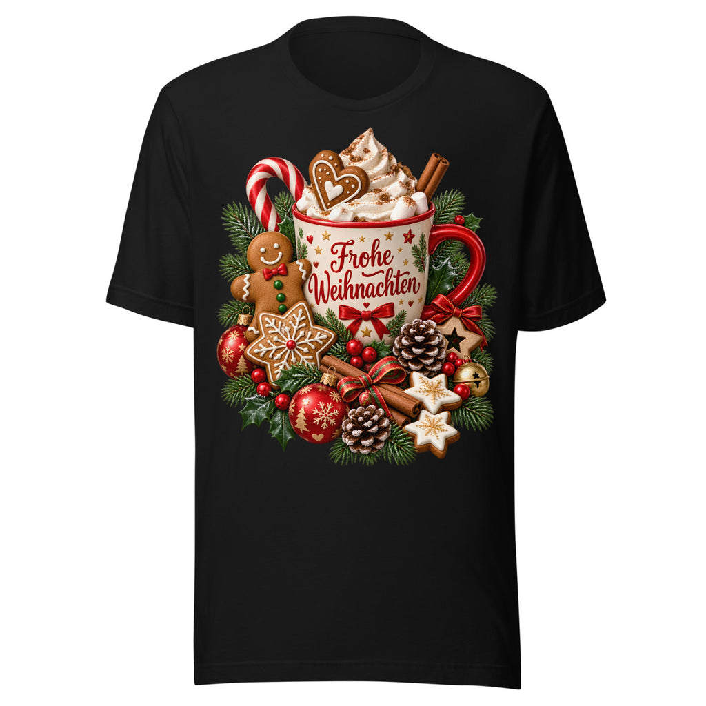 Weihnachtliche Tasse mit Kakao, Sahne, Marshmallows, Zimtstangen, Zuckerstange, Lebkuchenmännchen, Stern-Lebkuchen, Tannenzweigen, roten Beeren, Tannenzapfen, Weihnachtskugeln und Schriftzug Frohe Weihnachten auf einem Banner. – Unisex Staple T-Shirt | Bella + Canvas 3001