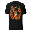 Realistisches Porträt eines Hirsches mit Geweih, geschmückt mit herbstlichen Blättern, roten Beeren, Eicheln und Blumen, vor hellem und dunklem Hintergrund. – Unisex Staple T-Shirt | Bella + Canvas 3001