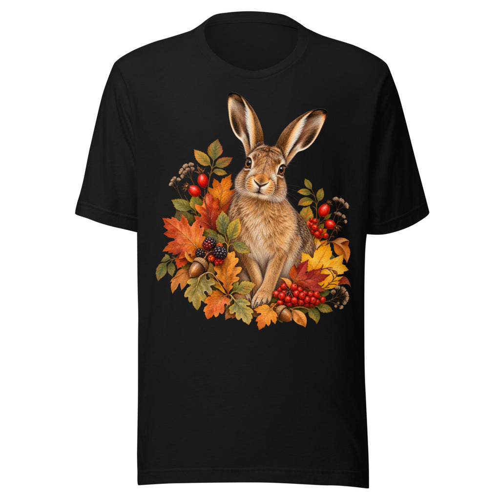 Realistisch gezeichneter Feldhase sitzt umgeben von orange-rotem Herbstlaub, Eicheln, Kiefernzapfen und roten Beeren auf weißem bzw. dunklem Hintergrund. – Unisex Staple T-Shirt | Bella + Canvas 3001