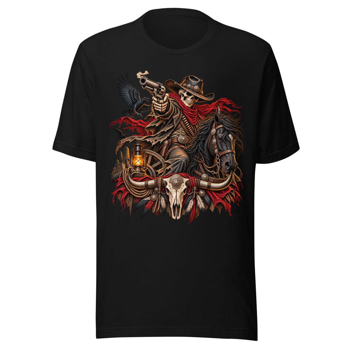 Illustration eines Skelett-Cowboys mit rotem Halstuch und Revolver auf einem schwarzen Pferd, umgeben von einem Rinder-Schädel mit Federn, Kakteen, Laterne und Raben. – Unisex Staple T-Shirt | Bella + Canvas 3001