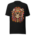Illustration eines menschlichen Schädels mit buntem, welligem Haar, Peace-Stirnband, Sonnenbrille mit Landschaftsreflexion, Blumen, Federn, Perlenketten und buntem Rauch. – Unisex Staple T-Shirt | Bella + Canvas 3001