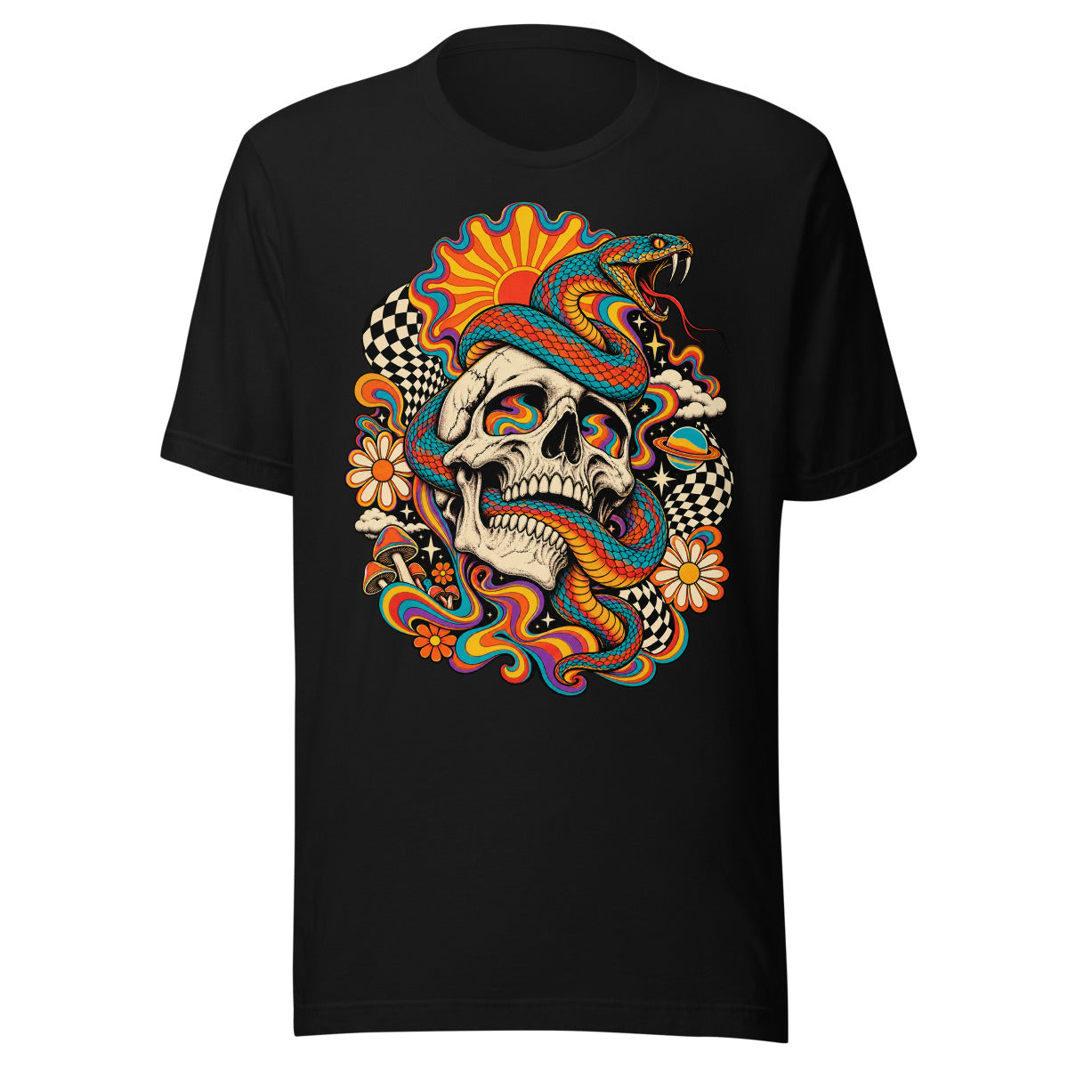 Illustration eines Totenkopfs mit einer bunten Schlange, die sich um ihn windet. Im Hintergrund sind eine stilisierte Sonne, Pilze, Blumen, Wolken, ein Planet mit Ringen und schwarz-weiße Schachbrettmuster vor einem psychedelischen, farbenfrohen Muster zu sehen. – Unisex Staple T-Shirt | Bella + Canvas 3001