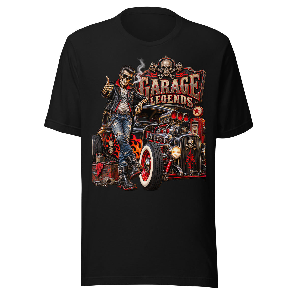 Illustration eines Skelett-Bikers mit Sonnenbrille und Zigarette, der an einem schwarzen Hot Rod mit Flammen und Totenkopf-Emblemen lehnt, daneben eine rote Zapfsäule mit Stern und ein Schild mit der Aufschrift "Garage Legends". – Unisex Staple T-Shirt | Bella + Canvas 3001