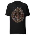 Illustration eines Wikingerkriegers mit Helm, Fellumhang, zwei blutigen Äxten, zwei Raben, einem Schild mit nordischen Symbolen und keltischen Ornamenten mit Drachenköpfen. – Unisex Staple T-Shirt | Bella + Canvas 3001
