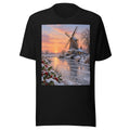 Verschneite Windmühle im Morgenlicht – T-Shirt – großer Frontdruck