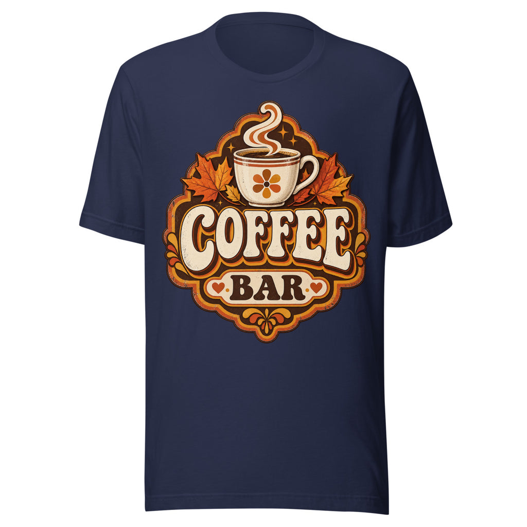 Retro-Illustration einer dampfenden Kaffeetasse mit Blumenmuster, umgeben von orangefarbenen Ahornblättern, darunter der Schriftzug "COFFEE BAR" in großer, verspielter Schrift auf braun-orangefarbenem Hintergrund. – Unisex Staple T-Shirt | Bella + Canvas 3001