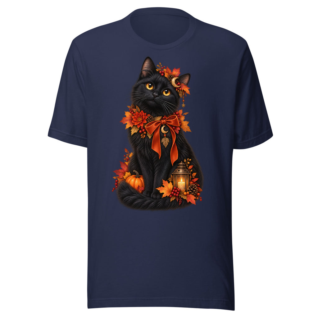 Schwarze Katze mit goldener Halskette sitzt vor einem Arrangement aus herbstlichen Blättern, roten Beeren, Rosen und einem Kürbis. – Unisex Staple T-Shirt | Bella + Canvas 3001