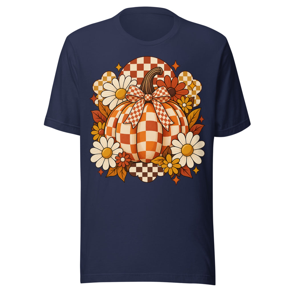 Illustration eines orange-weiß karierten Kürbisses mit Schleife, umgeben von weißen, gelben und orangen Blumen sowie herbstlichen Blättern vor kariertem Hintergrund. – Unisex Staple T-Shirt | Bella + Canvas 3001