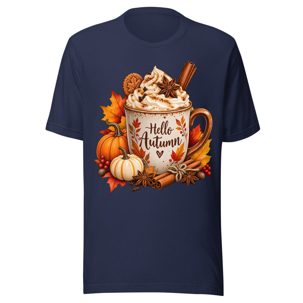 Tasse mit Sahne, Karamellsauce, Zimtstangen und Sternanis, umgeben von bunten Herbstblättern, Eicheln und roten Beeren. – Unisex Staple T-Shirt | Bella + Canvas 3001